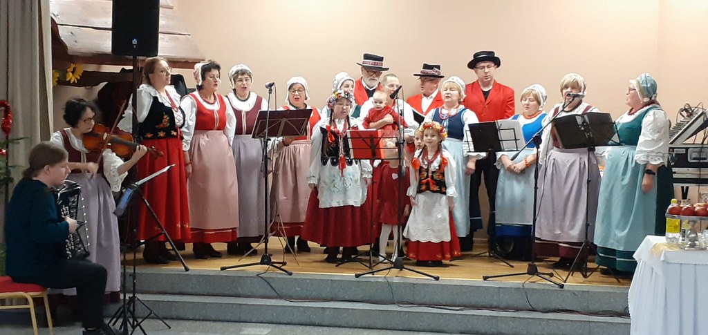 Wspólne kolędowanie w Mojęcicach z okazji Dnia Babci i Dziadka